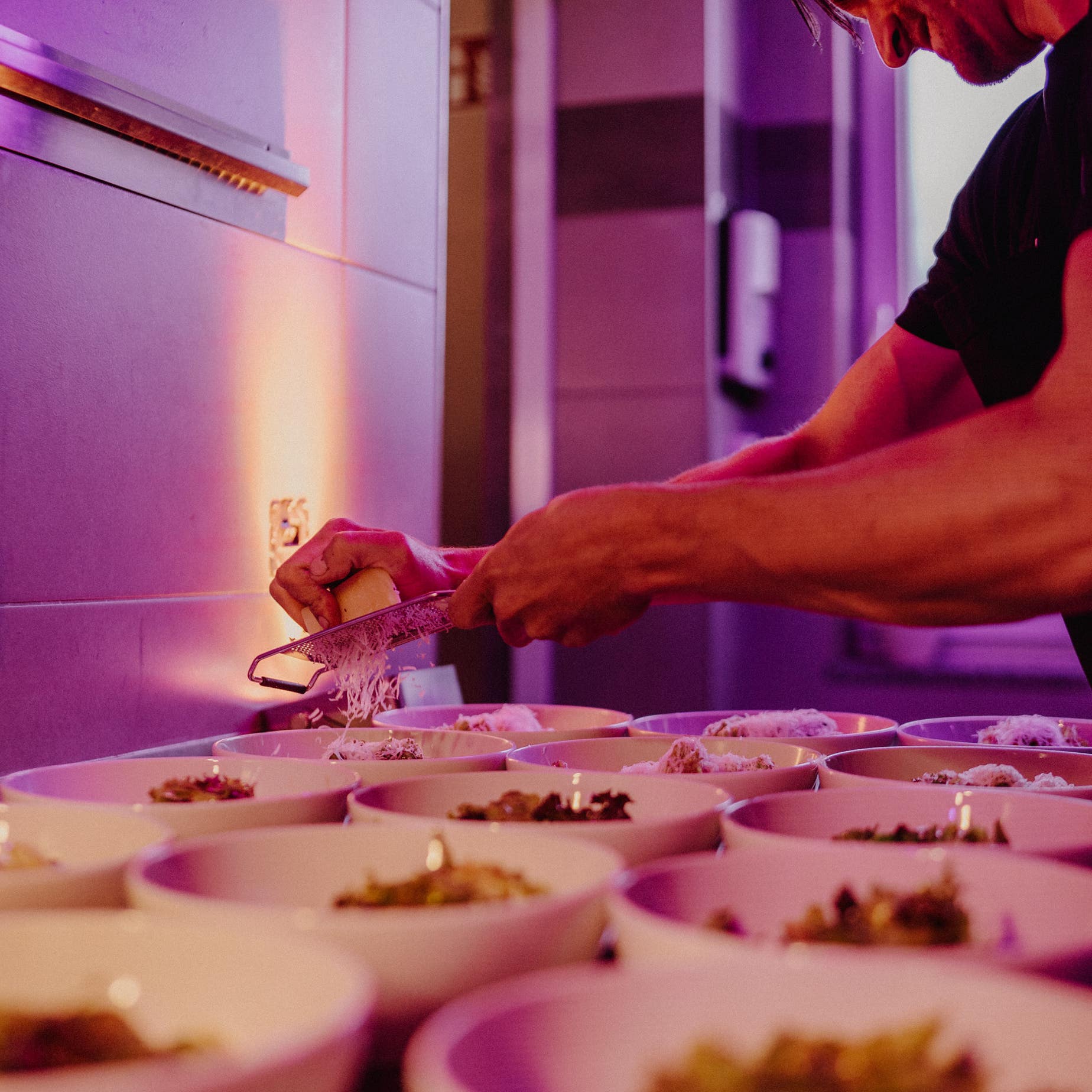 Koch beim Anrichten von Salat im Lokalfilet Oelsnitz