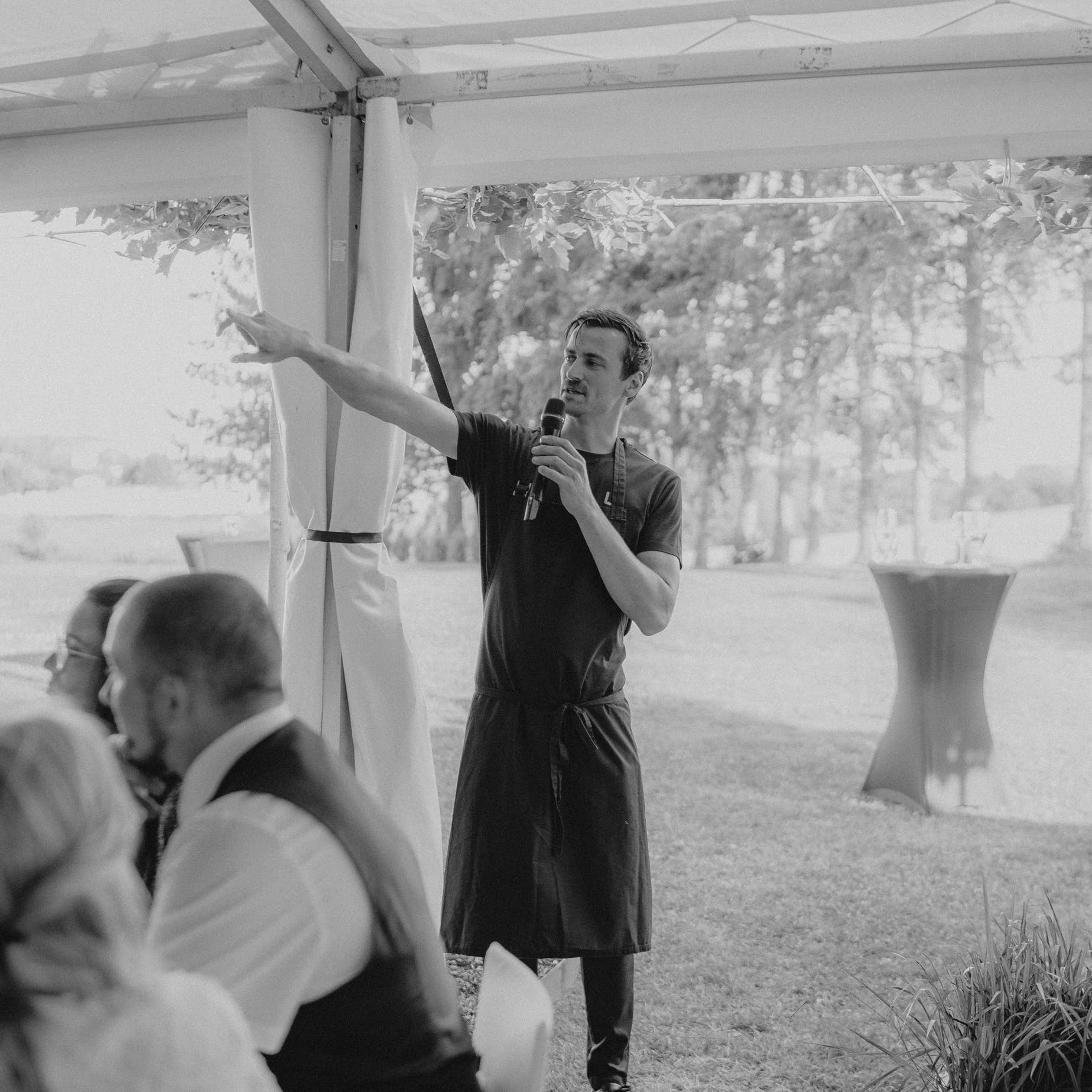 Inhaber Kevin Seidel beim erklären der Kitchenparty im Lokalfilet Oelsnitz